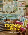 "Tropical Living" in gelber Schrift, darunter "Carmel Brantley". Ein tropisch eingerichtetes Wohnzimmer mit Pflanzenmotiven.