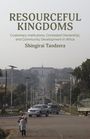 "Resourceful Kingdoms" von Shingirai Taodzera. Stadtstraße mit Autos, Fußgängern und einem Gebäude im Hintergrund.