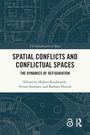 "Spatial Conflicts and Conflictual Spaces: The Dynamics of Refiguration" steht groß auf abstraktem, blauem Architekturhintergrund.
