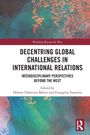 "Decentring Global Challenges in International Relations" steht im Zentrum, auf buntem abstraktem Hintergrund.