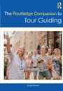 Buchtitel: "The Routledge Companion to Tour Guiding". Eine Frau zeigt einer fröhlichen Touristengruppe etwas.