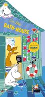„In the BATH-HOUSE“, „A lift-the-flap MOOMIN story“. Charaktere bei einem Badehaus: Einer liest, einer angelt, bunte Details.