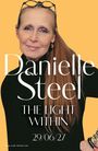 Texte: „Danielle Steel“, „THE LIGHT WITHIN“, „29/06/27“. Eine Frau mit langen Haaren und Brille auf dem Kopf vor gelbem Hintergrund.