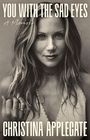 „YOU WITH THE SAD EYES“ und „CHRISTINA APPLEGATE“. Porträt einer Frau mit langen Haaren und Schmuck.