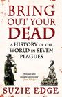 Text: "BRING OUT YOUR DEAD: A History of the World in Seven Plagues" und "SUZIE EDGE". Illustration: Pestdoktor, Totenköpfe.