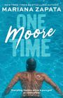 "Mariana Zapata, One Moore Time. Ein Schwimmer im blauen Wasser, trägt eine Badekappe."