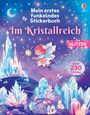 "Mein erstes funkelndes Stickerbuch. Im Kristallreich. GLITZER. Über 230 Sticker." Eine Fee fliegt über kristallene Landschaft.