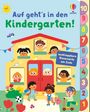 „Auf geht’s in den Kindergarten!“ steht in großen, bunten Buchstaben. Darunter spielen fröhliche Kinder vor einem Haus.