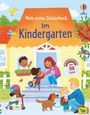 „Mein erstes Stickerbuch Im Kindergarten“ steht auf einem orangefarbenen Dach über Fröhlichen Kindern und einem Hund.