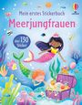 „Mein erstes Stickerbuch: Meerjungfrauen“. Über 130 Sticker. Eine Meerjungfrau schwimmt über einer Schatztruhe.