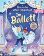 „Mein erstes Glitzer-Stickerbuch Im Ballett“. Zwei Tänzer in glitzernden, pastellfarbenen Kostümen und Schloss im Hintergrund.