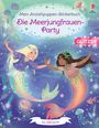 "Mein Anziehpuppen-Stickerbuch: Die Meerjungfrauen-Party, GLITZER, über 240 Sticker". Zwei Meerjungfrauen schwimmen fröhlich.