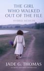 „THE GIRL WHO WALKED OUT OF THE FILE“ und „JADE G. THOMAS“. Mädchen am See, hält violette Blumen.