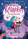 Buchtitel: "Anna Kadabra". Mädchen mit blauem Haar auf Roller, trägt pinken Hoodie, neben schwarzer Katze. Vollmond im Hintergrund.