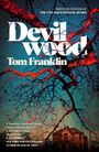 „Devil Wood“ von Tom Franklin. Ein Baum mit roten Zweigen vor einem dunklen Haus bei blauem Himmel.
