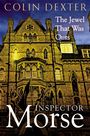 „Colin Dexter. The Jewel That Was Ours. Inspector Morse“ auf altem, beleuchtetem Gebäude mit gotischen Fenstern.