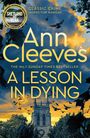 Text: "Ann Cleeves, A Lesson in Dying, Classic Crime, Inspector Ramsay". Illustration einer Kirche bei Sonnenuntergang mit Vögeln.