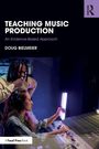 TEACHING MUSIC PRODUCTION, An Evidence-Based Approach, Doug Bielmeier. Zwei Personen an einem Mischpult in einem Studio.