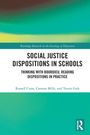"Social Justice Dispositions in Schools" steht in großen Buchstaben auf einem Cover mit grün-brauner Abstraktion.