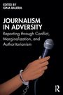 „Journalism in Adversity: Reporting through Conflict, Marginalization, and Authoritarianism“, Mikrofon in einer Hand mit Handschellen.