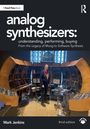"Buchtitel: analog synthesizers, understanding, performing, buying. Bild: Person vor einem großen analogen Synthesizer."