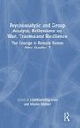 Text: Psychoanalytic and Group Analytic Reflections on War, Trauma and Resilience. Blaues, skizzenhaftes Muster auf hellem Hintergrund.