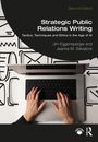 „Second Edition, Strategic Public Relations Writing“ ist in weißer Schrift auf schwarzem Hintergrund. Hände an Laptop.