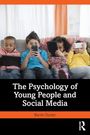 "The Psychology of Young People and Social Media" von Barrie Gunter. Vier Kinder nutzen Smartphones und Tablets auf einem Sofa.