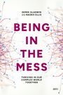 "BEING IN THE MESS" von Derek Gladwin und Naoko Ellis. Text umrahmt von blauen und roten Linien.