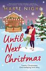 "Until Next Christmas" in roter Schrift. Paar umarmt sich vor Weihnachtsstand und geschmücktem Baum in verschneiter Winterlandschaft.
