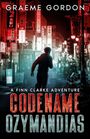 „CODENAME OZYMANDIAS“ in großen Buchstaben. Eine Person läuft durch eine belebte Straße mit vielen Neonlichtern.
