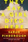 „THEY SAY A GIRL DIED HERE“, Sarah Pinborough. Eine Wolke über einem offenen Feld mit fliegenden Vögeln und einem Riss.