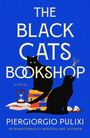 "The Black Cats Bookshop" steht in großen Buchstaben. Zwei schwarze Katzen sitzen auf Büchern, eine hat Scheren über dem Kopf.