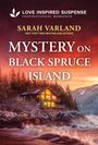"Mystery on Black Spruce Island"; stimmungsvolle Waldhütte an einer felsigen Küste mit stürmischen Wellen im Sonnenuntergang.