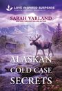 ALASKAN COLD CASE SECRETS von Sarah Varland. Ein Elch an einem Fluss vor schneebedeckten Bergen und einer Hütte im Wald.