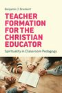 „Teacher Formation for the Christian Educator“, Gruppenbetrachtung eines aufgeschlagenen Buches auf einem Tisch.