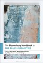 Text: „The Bloomsbury Handbook to The Blue Humanities“, bearbeitet von mehreren Autoren. Hintergrund: abstrakt, blau-beige.