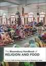 "The Bloomsbury Handbook of Religion and Food." Menschen in einer großen Halle essen gemeinsam auf dem Boden.