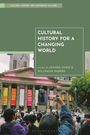 Titel: "Cultural History for a Changing World", bearbeitet von Jochen Hung und Willemijn Ruberg. Menschen vor einem historischen Gebäude.