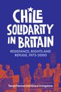 "CHILE SOLIDARITY IN BRITAIN. RESISTANCE, RIGHTS AND REFUGE, 1973-2000. Tanya Harmer and Grace Livingstone."  
Demonstranten halten Schilder.