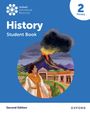 "History Student Book Second Edition, Primary. Illustration: Eine Person vor einem ausbrechenden Vulkan in einer antiken Stadt."