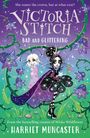 „Victoria Stitch: Bad and Glittering“ von Harriet Muncaster. Illustration zweier Figuren in glitzernder Umgebung mit Blumen.