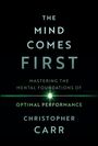 "The Mind Comes First: Mastering the Mental Foundations of Optimal Performance" von Christopher Carr. Schwarzer Hintergrund.