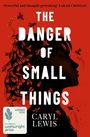 „The Danger of Small Things“ – Caryl Lewis. Silhouette mit fliegenden Bienen. Gewinnerlogo unten links.