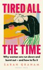 Text: "Tired All the Time", "Why women are run down and burnt out – and how to fix it", "Sarah Graham", "Green Tree". Illustration: Eine Person liegt erschöpft auf einem Tisch mit einer Tasse.
