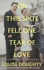 "ON THIS SPOT FELL ONE TEAR OF LOVE", von Louise Doughty. Zwei Personen stehen lächelnd bei einem Auto.