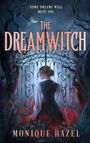 "Some dreams will ruin you. THE DREAMWITCH. Monique Hazel." Eine Frau steht vor einem verzierten Tor, umgeben von Dunkelheit.