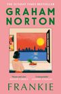 „THE SUNDAY TIMES BESTSELLER“, „GRAHAM NORTON“, „FRANKIE“. Eine Frau betrachtet einen Sonnenuntergang über einer Stadt durch ein offenes Fenster.