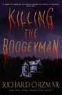 „Killing the Boogeyman“ in großer Schrift, darunter ein Haus im Wald bei Nacht, beleuchtet von einem Fenster.
