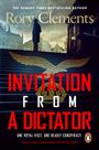 Titel "Invitation from a Dictator" in Rot, Person im Mantel, Treppe, Gebäude im Hintergrund.